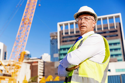 建筑工地的工程师建设者建筑工程师施工场景穿着安全背心