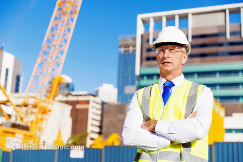 建筑工地的工程师建设者建筑工程师施工场景穿着安全背心